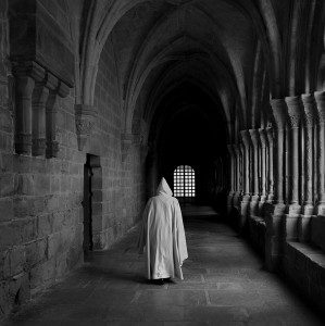 Monge meditando por el claustro