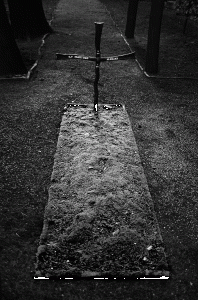 Sepulcro en el pequeño cementerio del Monasterio